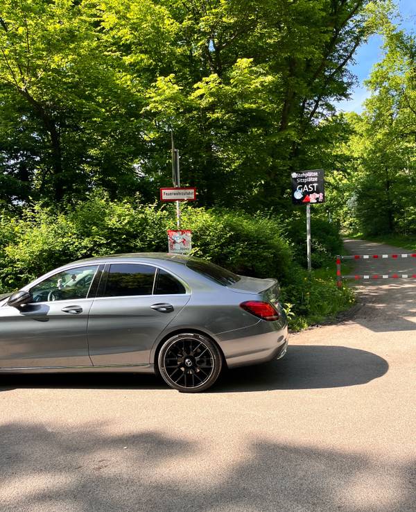 In der Mülheimer Heide wurde dieser Mercedes im Bereich einer Feuerwehrzufahrt abgestellt.
