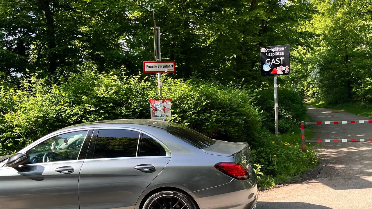 In der Mülheimer Heide wurde dieser Mercedes im Bereich einer Feuerwehrzufahrt abgestellt.