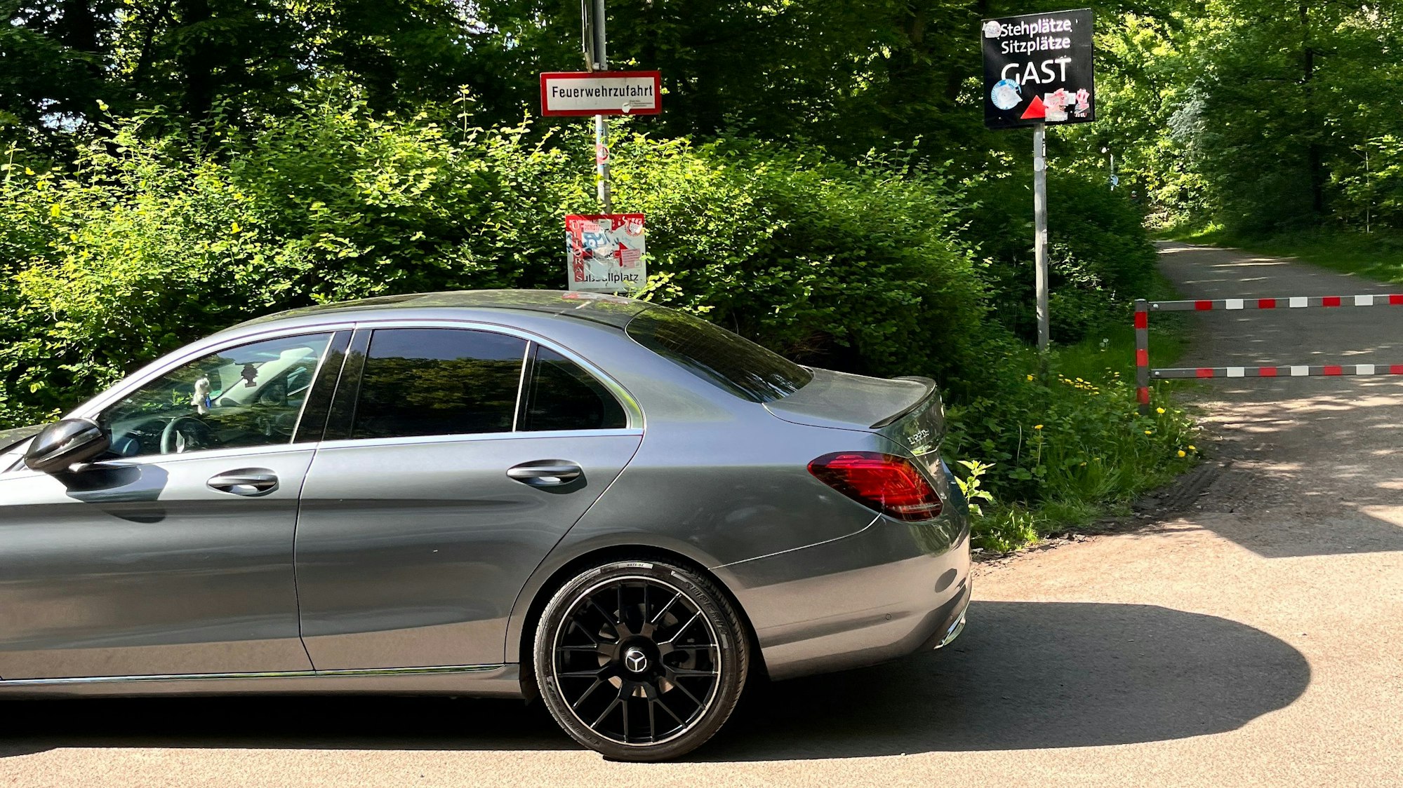 In der Mülheimer Heide wurde dieser Mercedes im Bereich einer Feuerwehrzufahrt abgestellt.