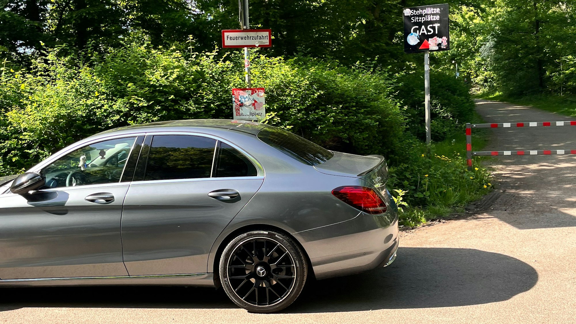 In der Mülheimer Heide wurde dieser Mercedes im Bereich einer Feuerwehrzufahrt abgestellt.