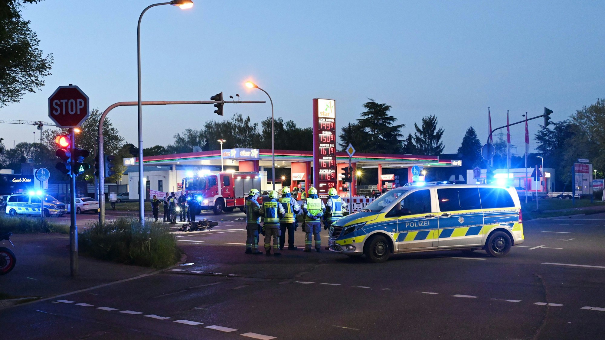 Der Unfallort am Sonntagabend (27. April 2025) in Pulheim-Brauweiler.