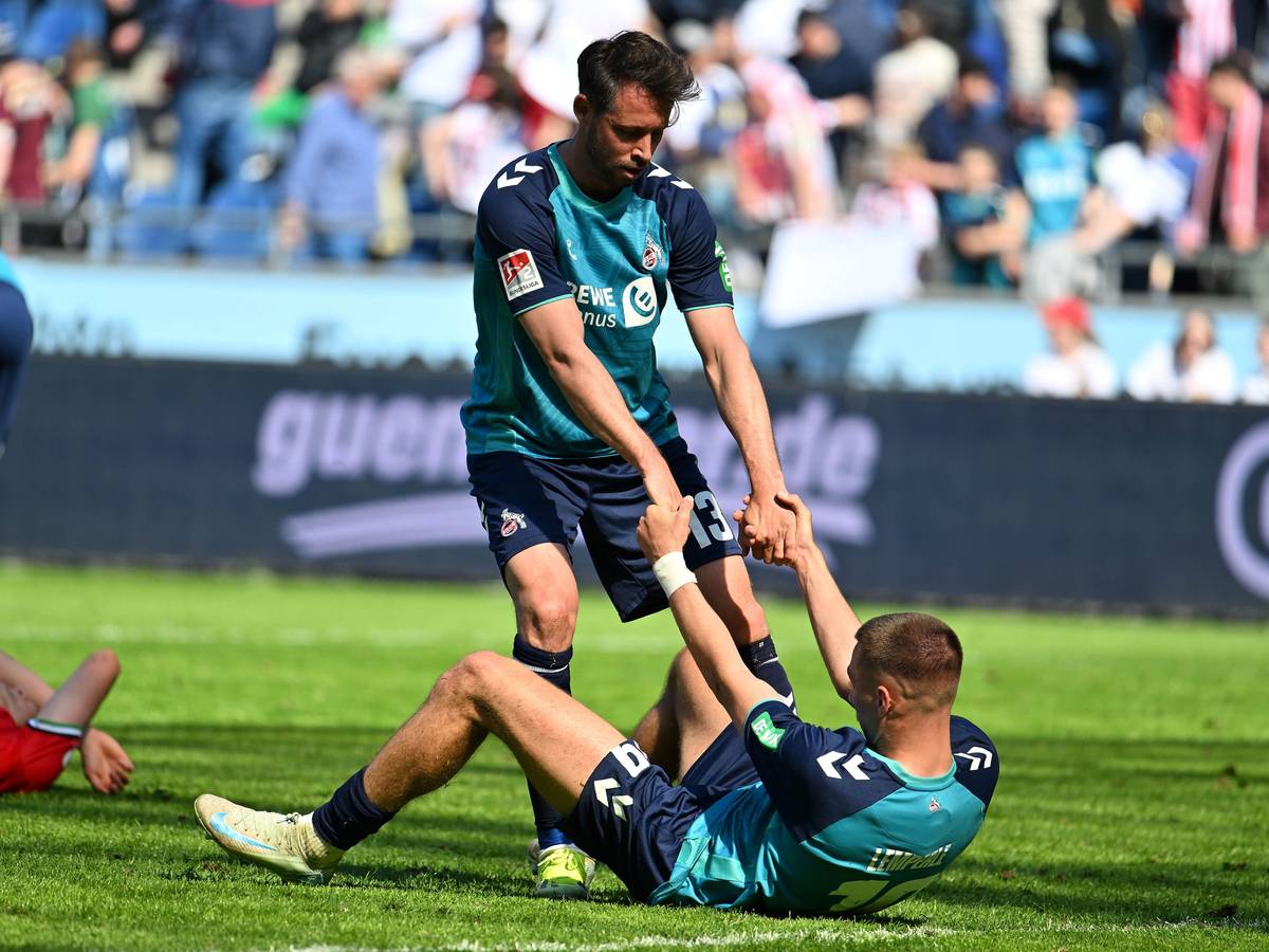 Kölns Mark Uth (l) und Kölns Tim Lemperle nach dem Spiel auf dem Platz.