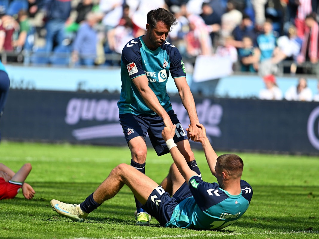 Kölns Mark Uth (l) und Kölns Tim Lemperle nach dem Spiel auf dem Platz.