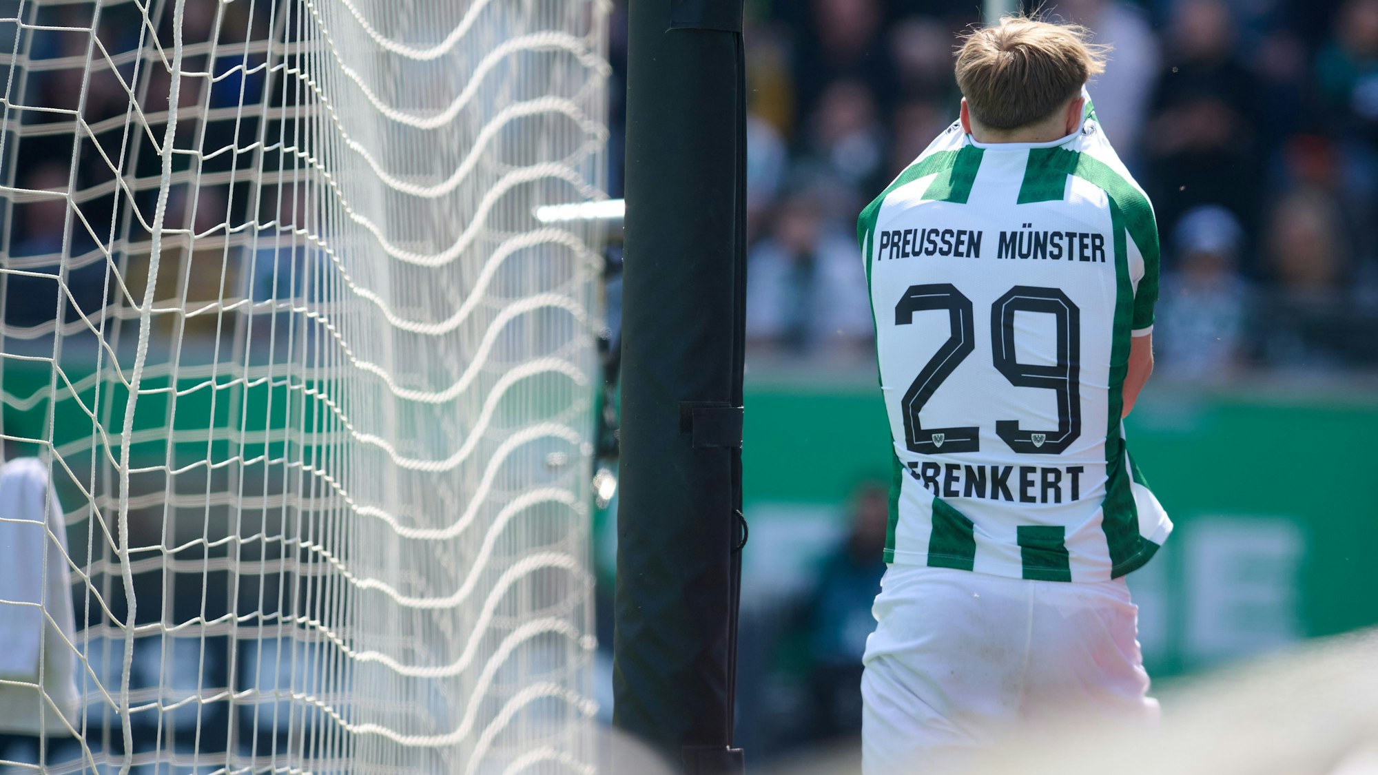 Münsters Lukas Frenkert geht verletzt vom Platz.