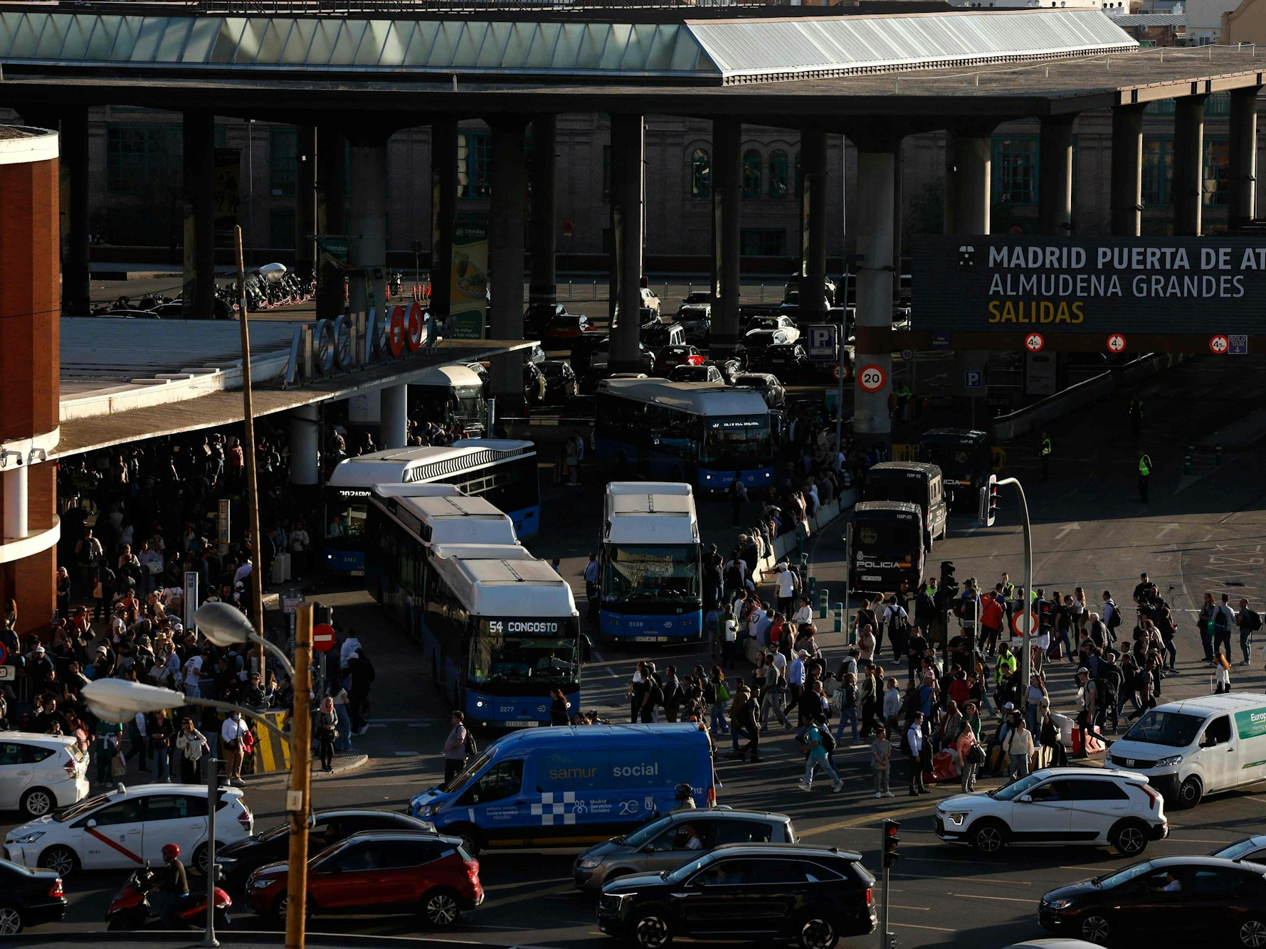 Menschen laufen während des massiven Stromausfalls am 28. April 2025 in Madrid am Bahnhof Atocha vorbei. Als die Lichter in einem Viertel wieder angingen, brach Jubel aus.