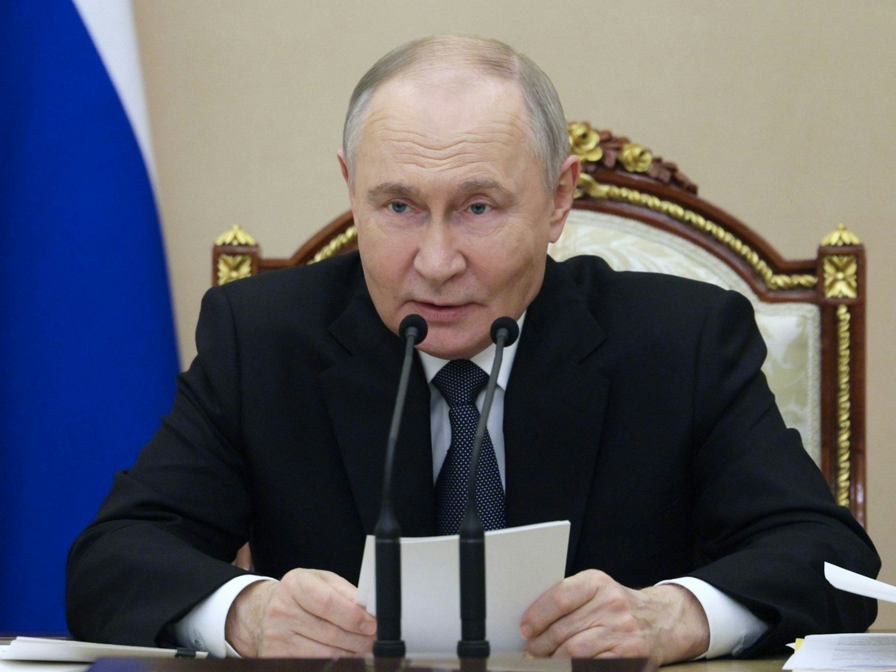 Das von der staatlichen russischen Nachrichtenagentur Sputnik via AP veröffentlichte Foto zeigt den russischen Präsidenten Wladimir Putin am 23. April im Kreml.