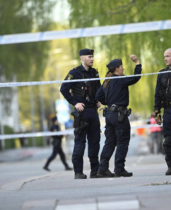 Einsatzkräfte der Polizei ermitteln nach Schüssen auf dem Vaksala-Platz im Zentrum von Uppsala.
