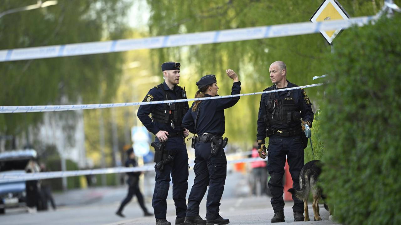 Einsatzkräfte der Polizei ermitteln nach Schüssen auf dem Vaksala-Platz im Zentrum von Uppsala.