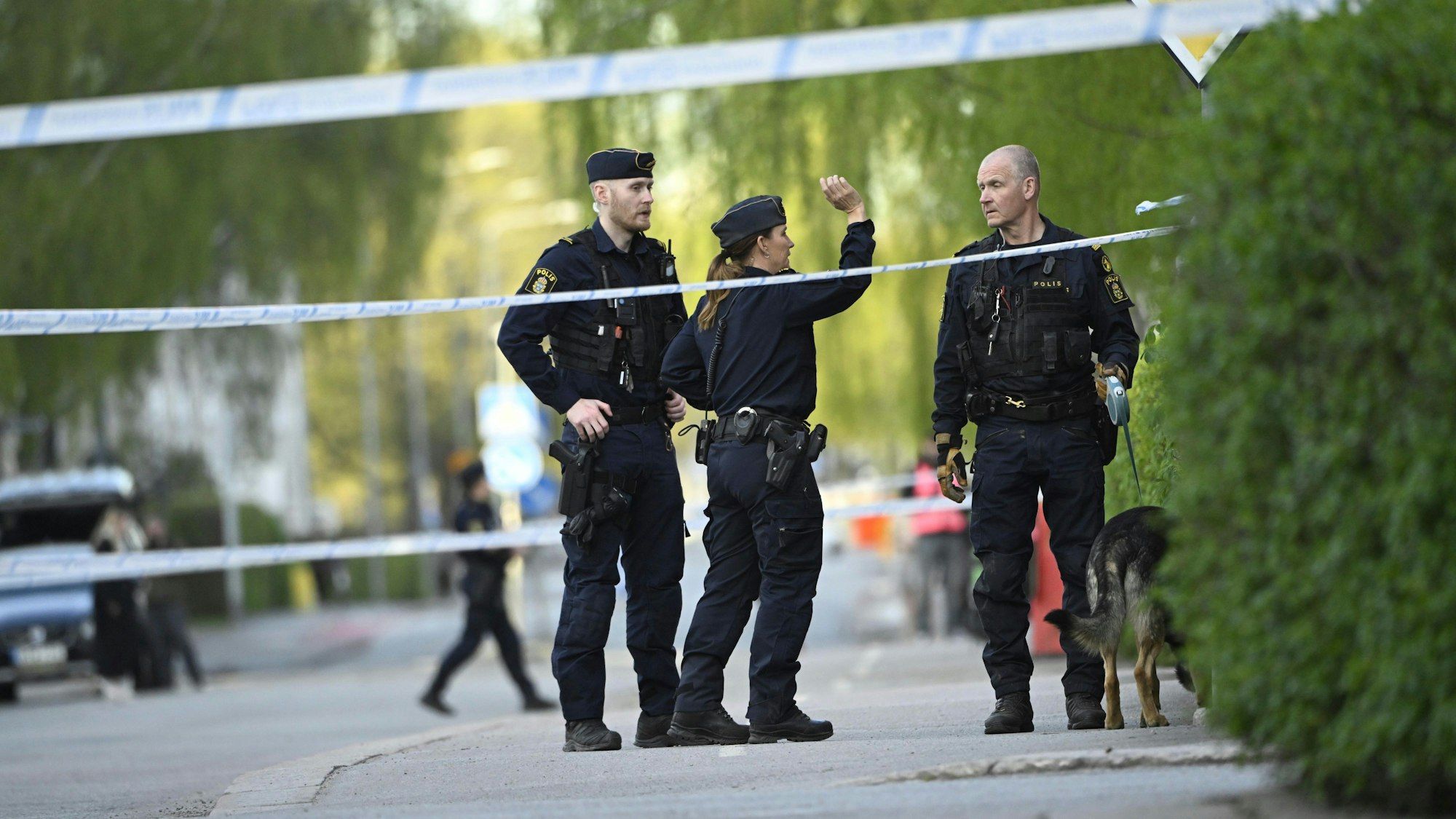 Einsatzkräfte der Polizei ermitteln nach Schüssen auf dem Vaksala-Platz im Zentrum von Uppsala.
