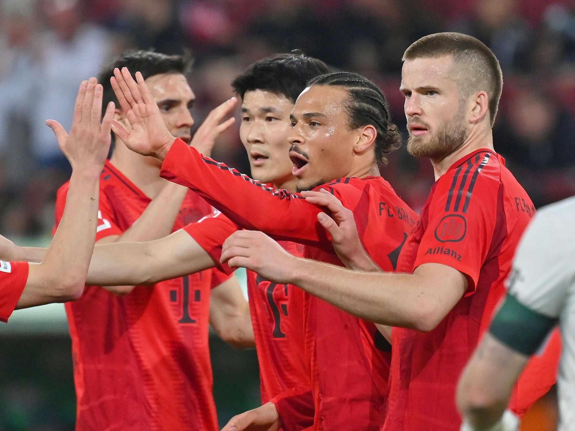 Leroy Sané und Eric Dier jubeln.