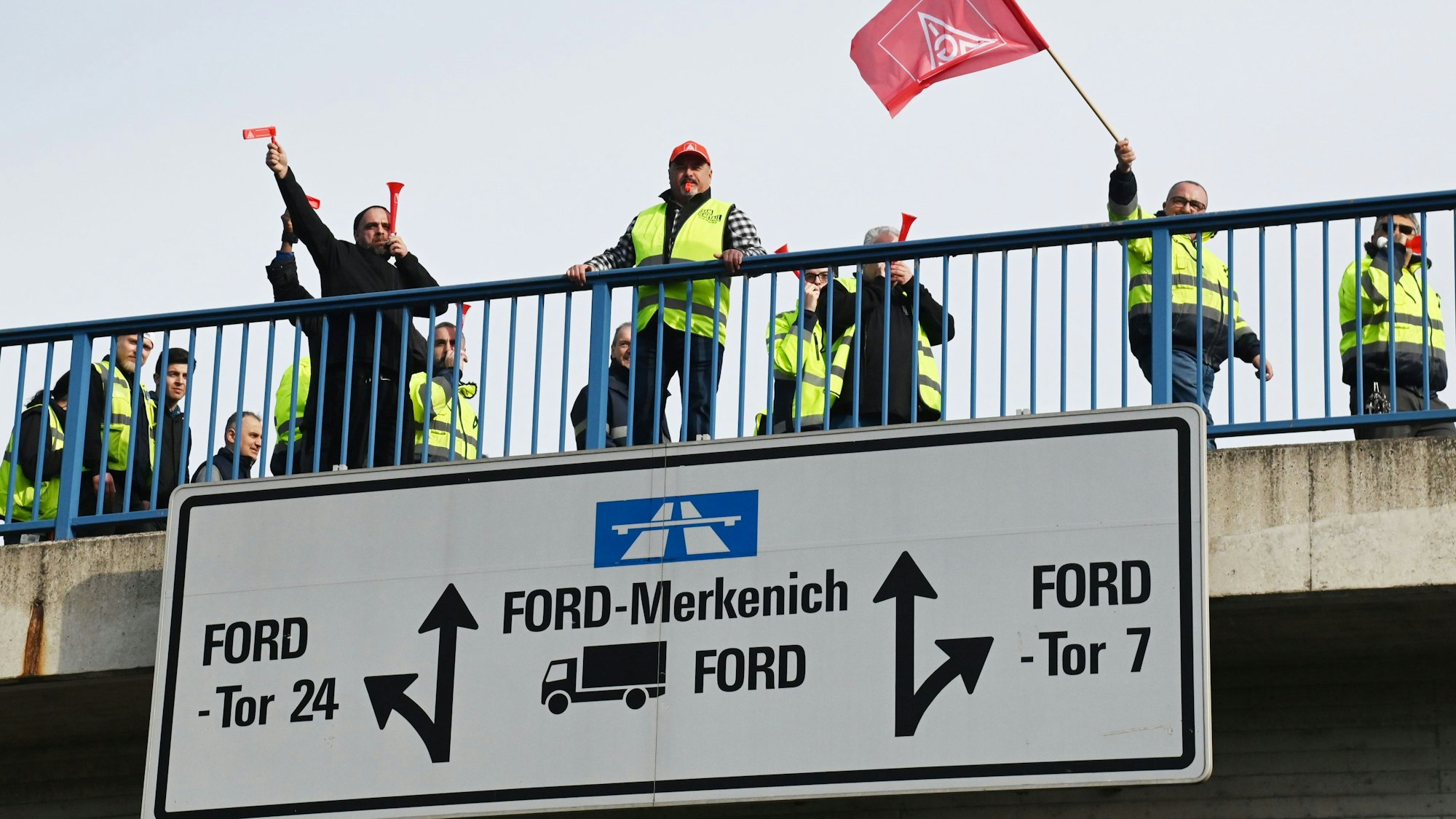 Warnstreiks bei Ford in Köln am 2. April 2025. Jetzt drohen sogar unbefristete Streiks.