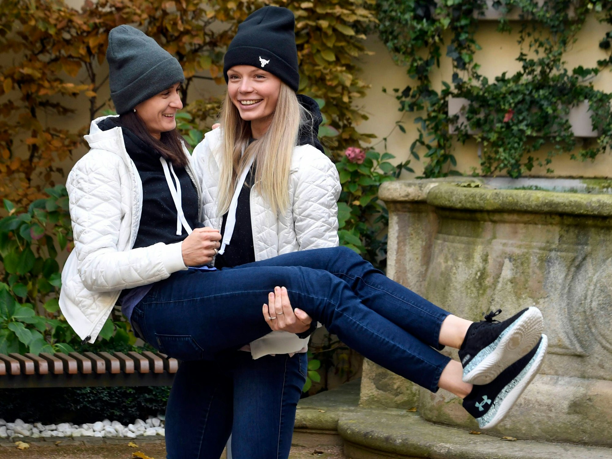 Nikola Zdrahalova hebt Martina Sablikova hoch.