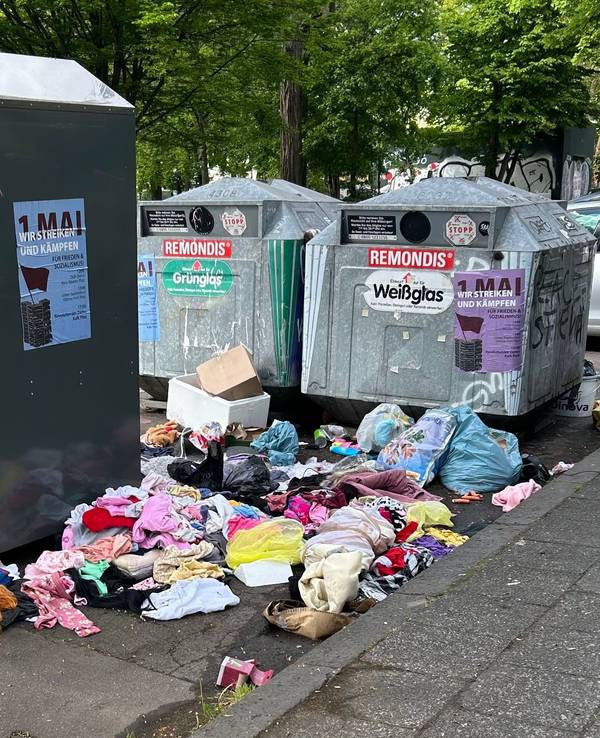 Wilder Müll liegt in Humboldt-Gremberg neben Glascontainern und einem Altkleidercontainer.