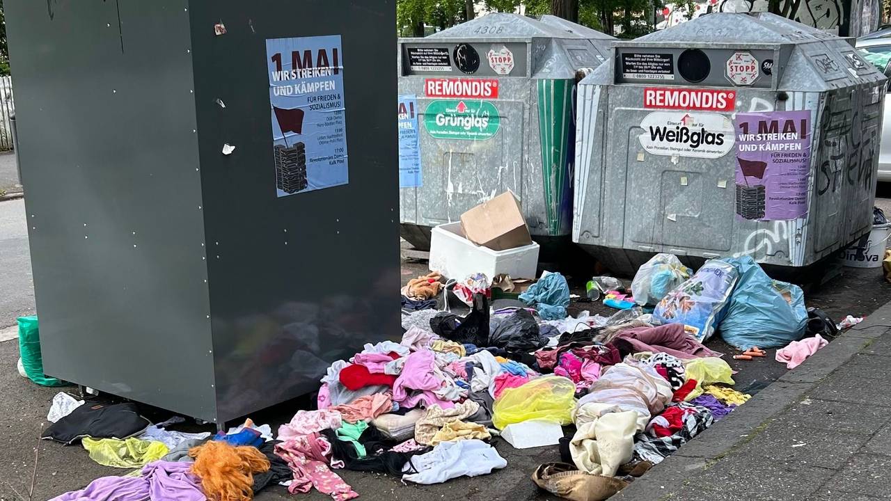 Wilder Müll liegt in Humboldt-Gremberg neben Glascontainern und einem Altkleidercontainer.
