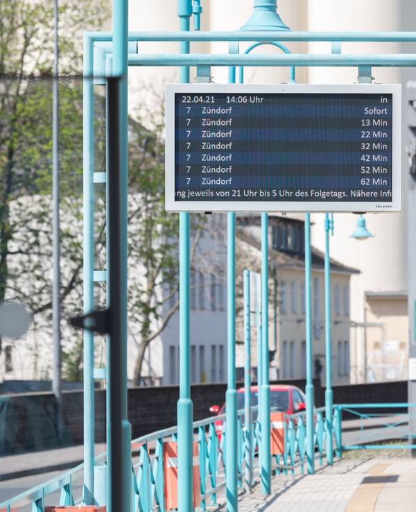 Eine KVB-Bahn hält an der Haltestelle Poller Kirchweg (Archivfoto vom 22. April 2021).