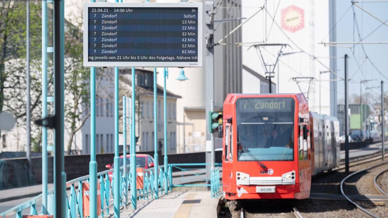 Eine KVB-Bahn hält an der Haltestelle Poller Kirchweg (Archivfoto vom 22. April 2021).