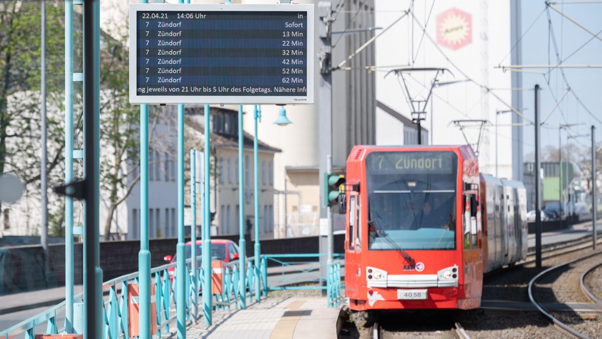 Eine KVB-Bahn hält an der Haltestelle Poller Kirchweg (Archivfoto vom 22. April 2021).