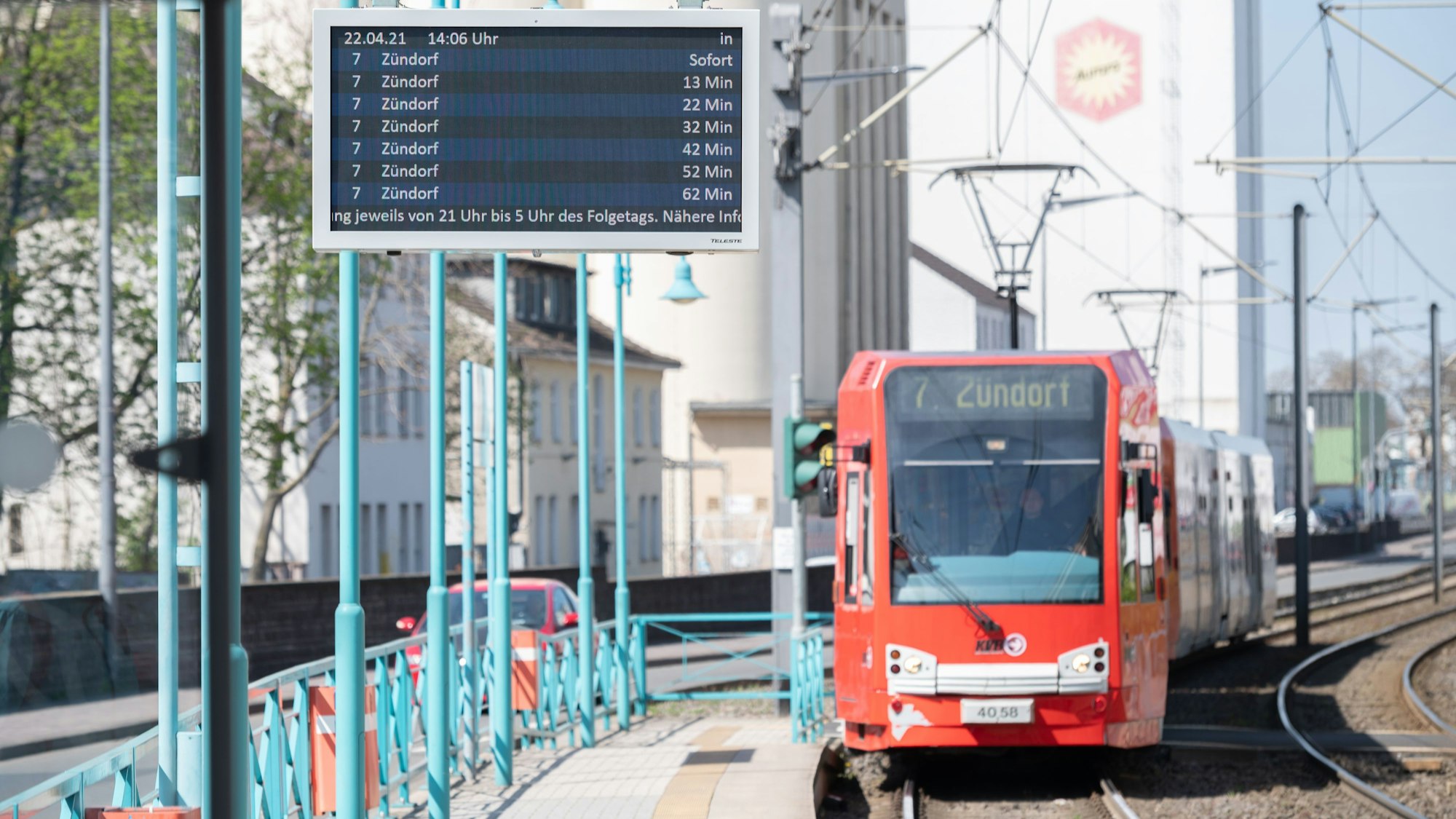 Eine KVB-Bahn hält an der Haltestelle Poller Kirchweg (Archivfoto vom 22. April 2021).