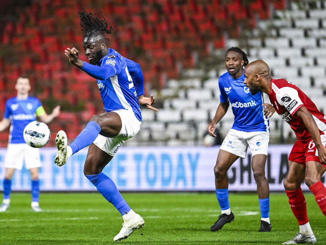 Toluwalase Arokodare stürmt für den KRC Genk.