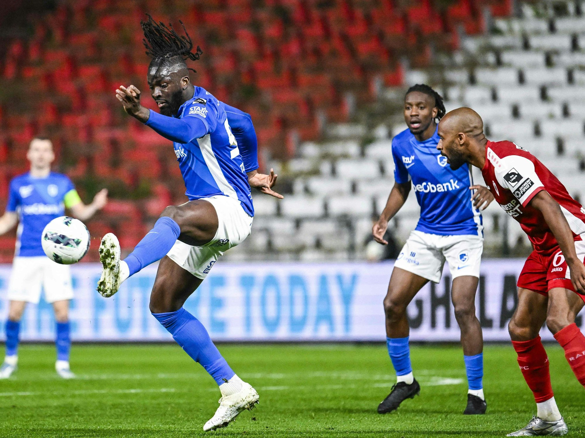 Toluwalase Arokodare stürmt für den KRC Genk.