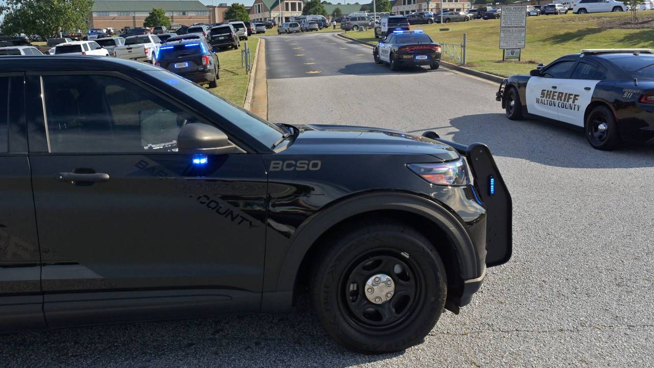 Polizeiautos auf dem Weg zu einer US-Schule.