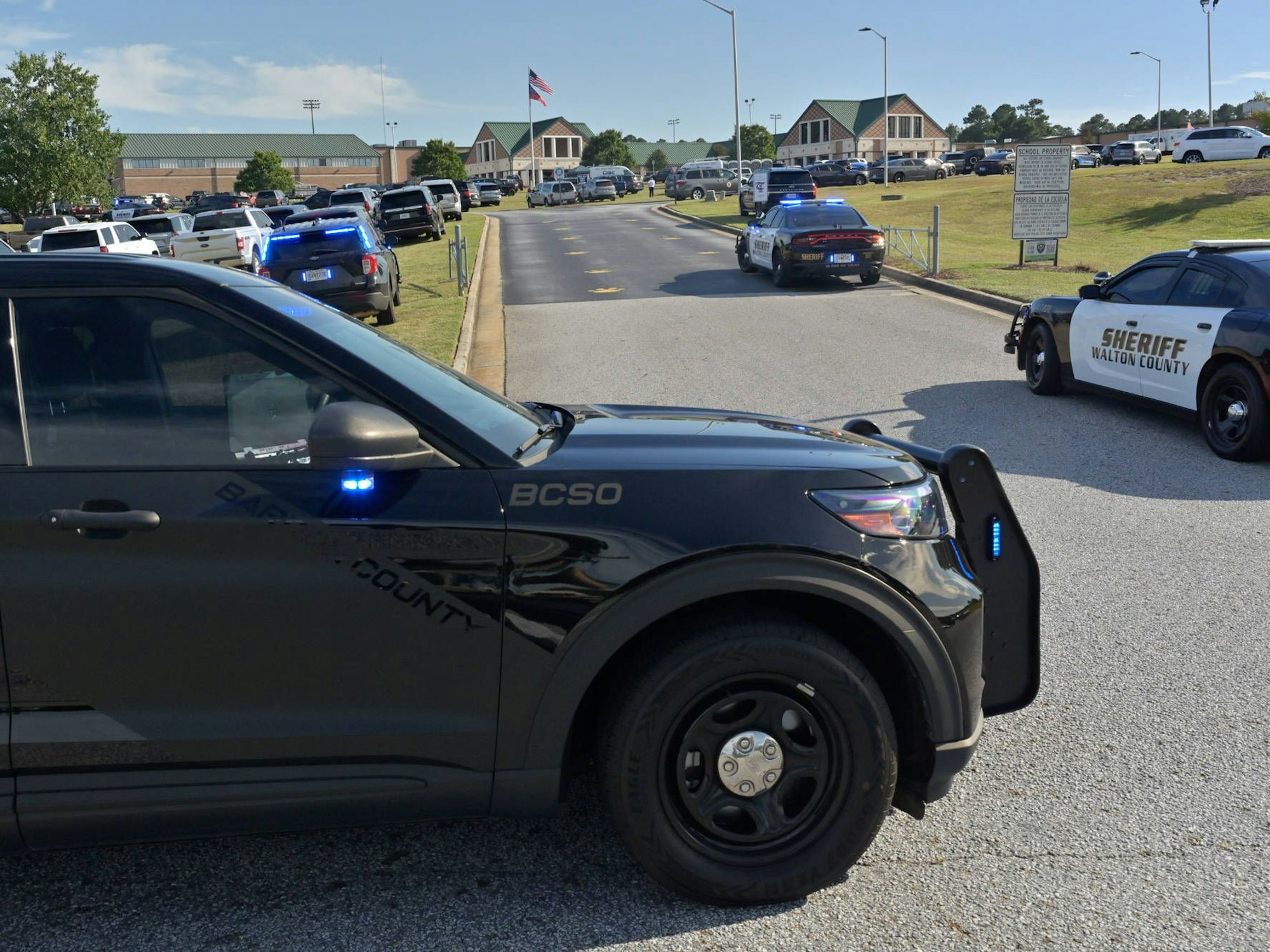 Polizeiautos auf dem Weg zu einer US-Schule.