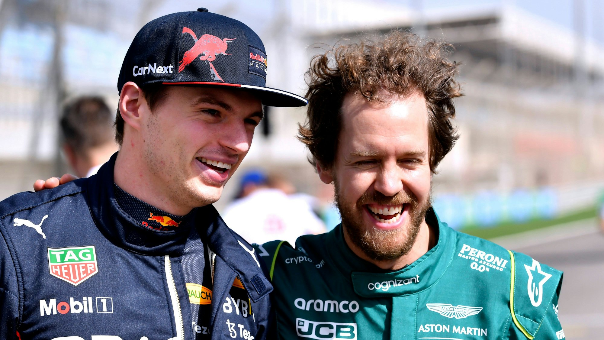 Max Verstappen und Sebastian Vettel vor den Testfahrten der Formel 1 in Bahrain.