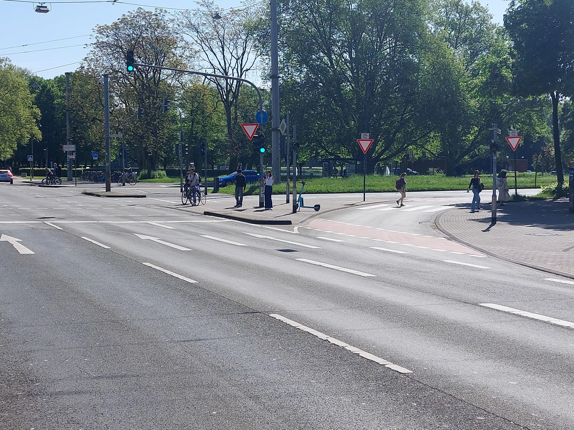 Der Kreuzungsbereich Aachener Straße/Universitätsstraße/Innere Kanalstraße am 29. April 2025