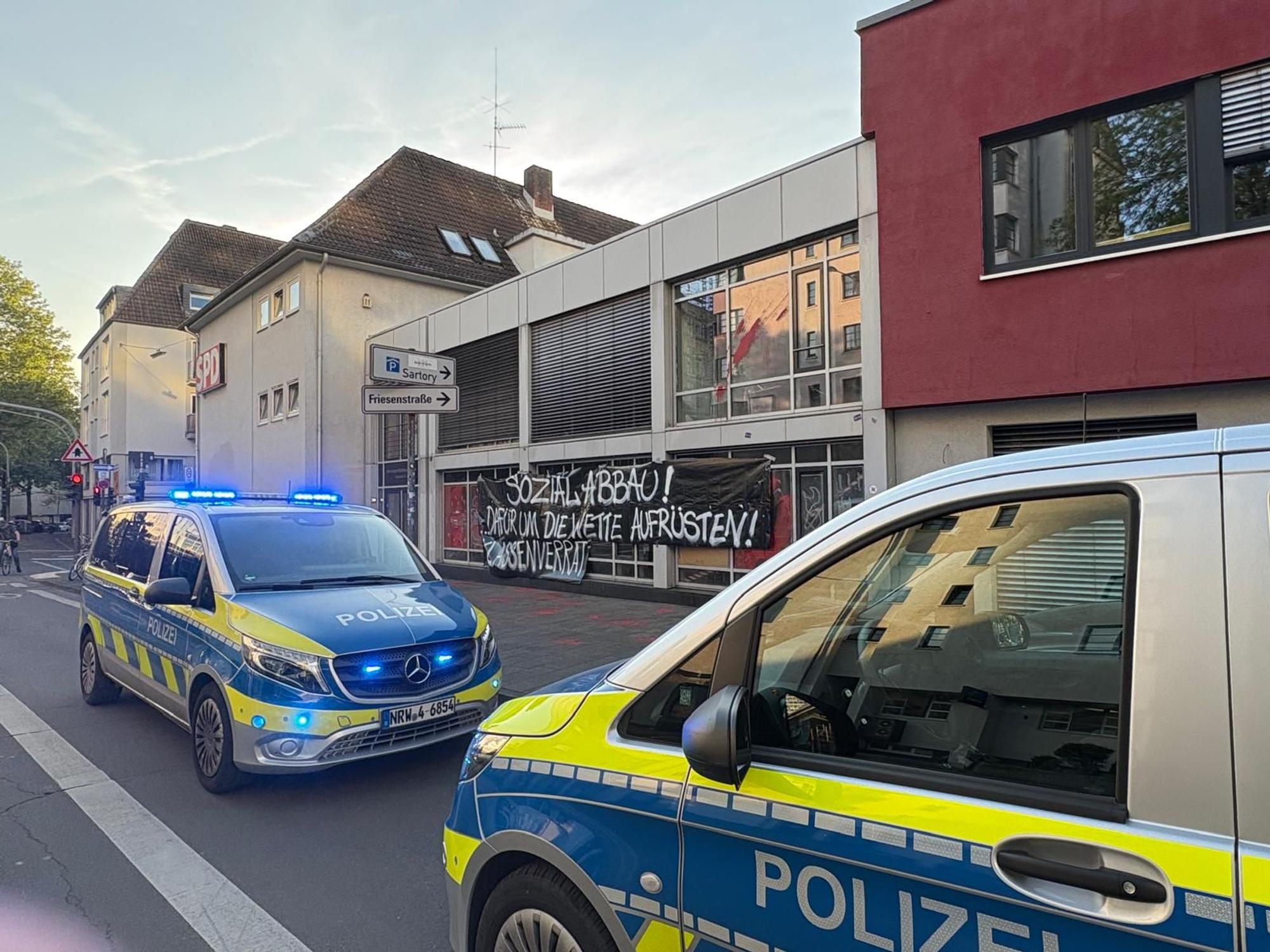 Polizeiautos stehen Dienstagabend (29. April 2025) vor der SPD-Parteizentrale in Köln.