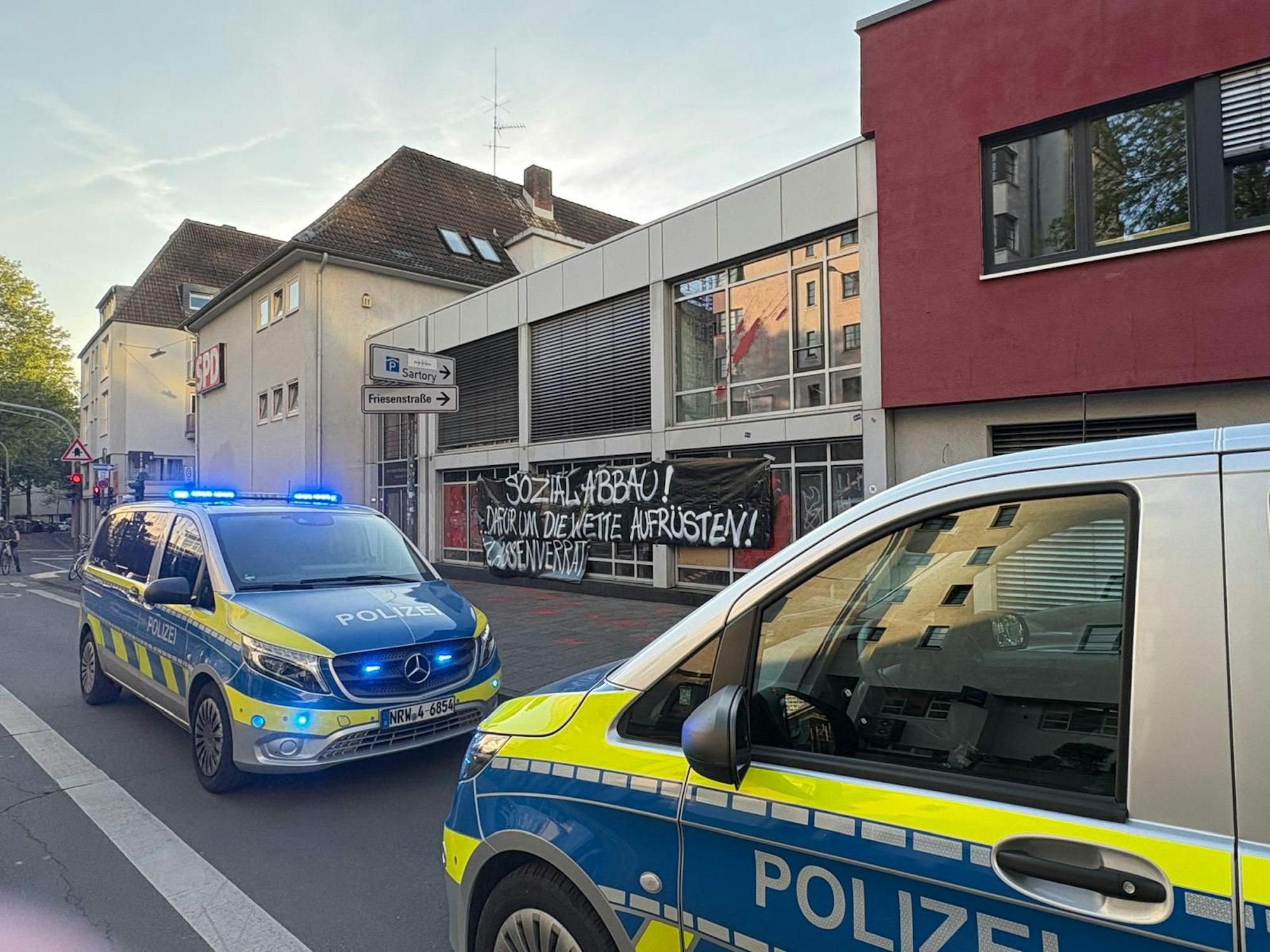 Polizeiautos stehen Dienstagabend (29. April 2025) vor der SPD-Parteizentrale in Köln.