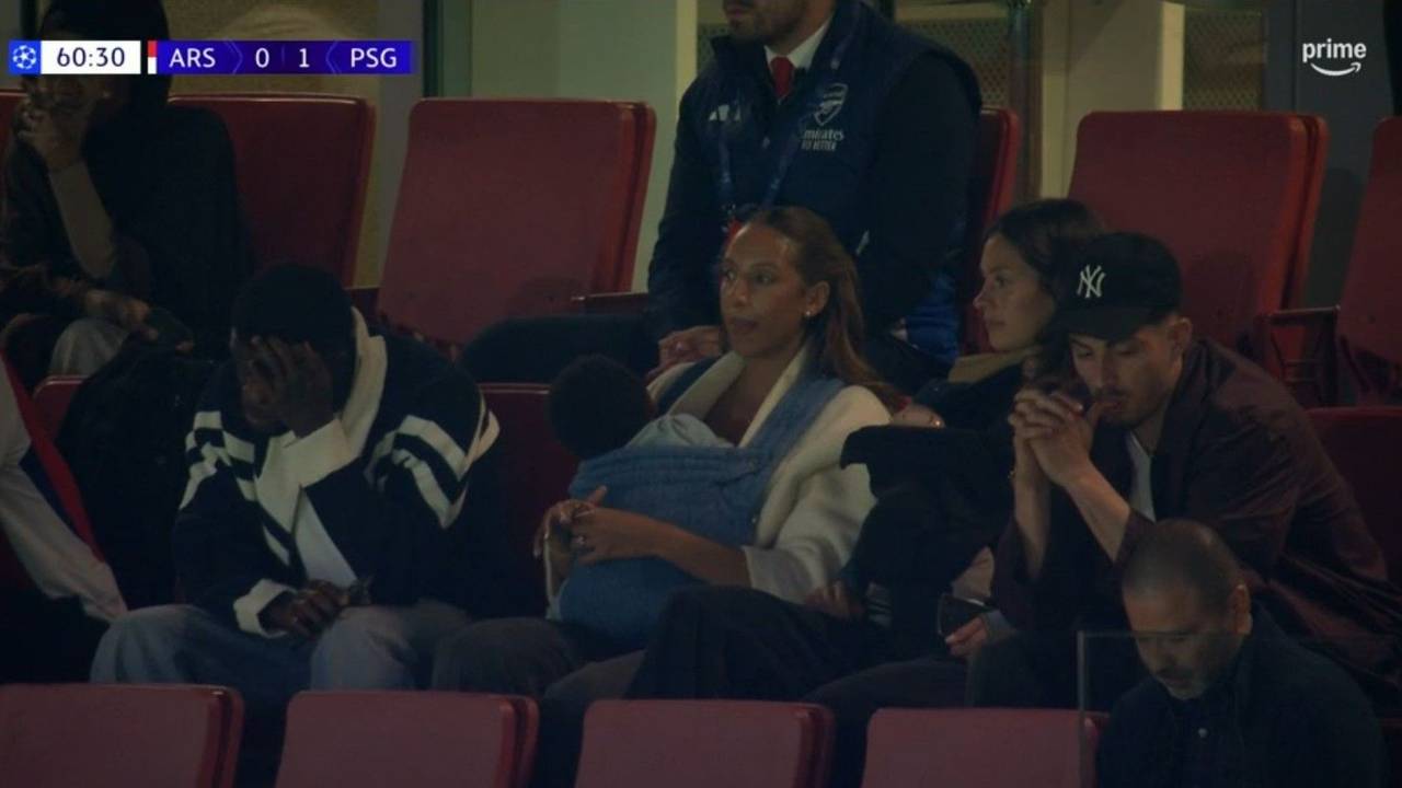 Kai Havertz und seine Ehefrau Sophia verfolgen gemeinsam mit ihrem Sohn sowie Thomas Partey und dessen Verlobter und Tochter das Spiel von Arsenal gegen PSG