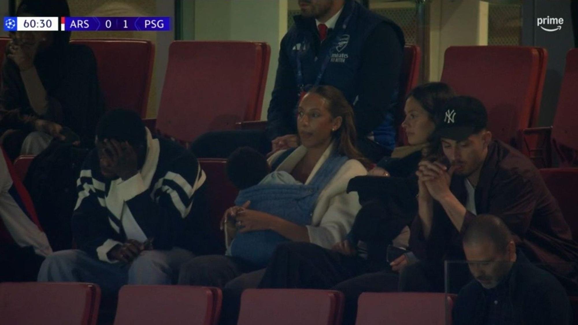Kai Havertz und seine Ehefrau Sophia verfolgen gemeinsam mit ihrem Sohn sowie Thomas Partey und dessen Verlobter und Tochter das Spiel von Arsenal gegen PSG