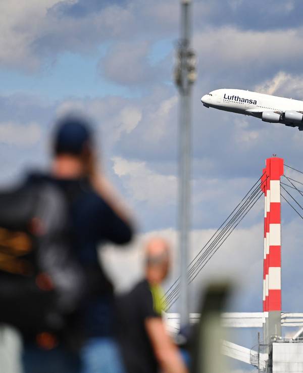 Ein Airbus A380 startet am 22. April 2025 über dem Hangar der Lufthansa Technik am Flughafen Franz Josef Strauss in München.