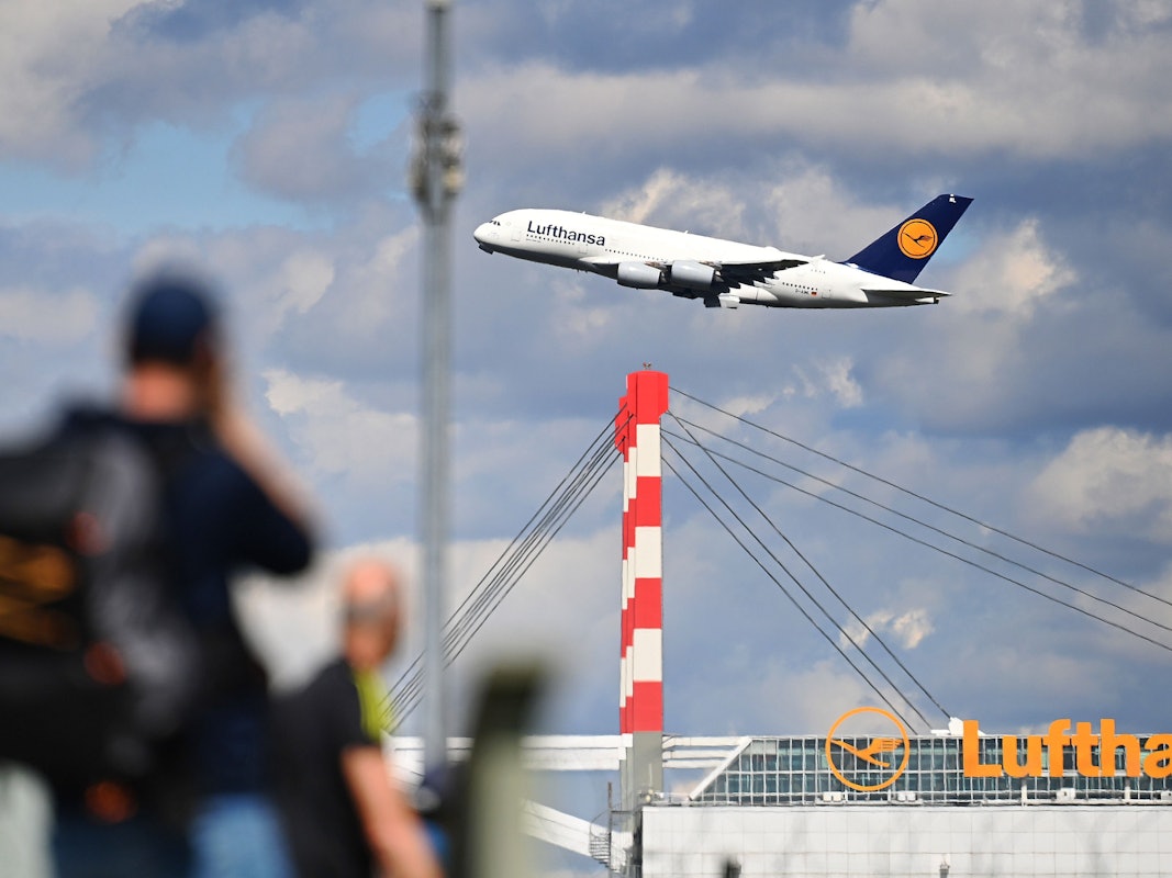 Ein Airbus A380 startet am 22. April 2025 über dem Hangar der Lufthansa Technik am Flughafen Franz Josef Strauss in München.