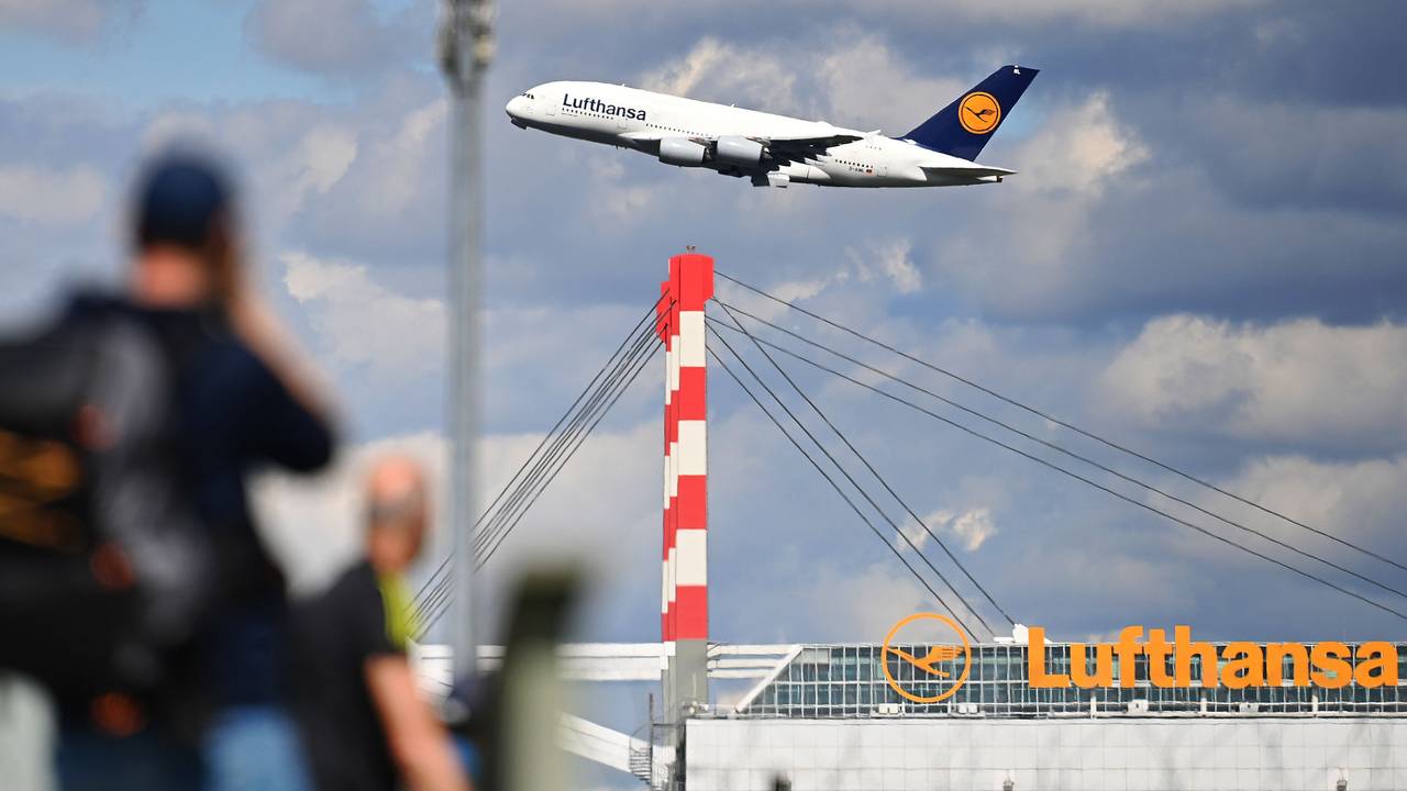 Ein Airbus A380 startet am 22. April 2025 über dem Hangar der Lufthansa Technik am Flughafen Franz Josef Strauss in München.