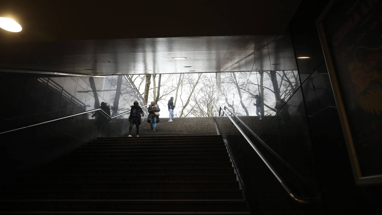 Eine Treppe führt aus dem Dunkel nach draußen.