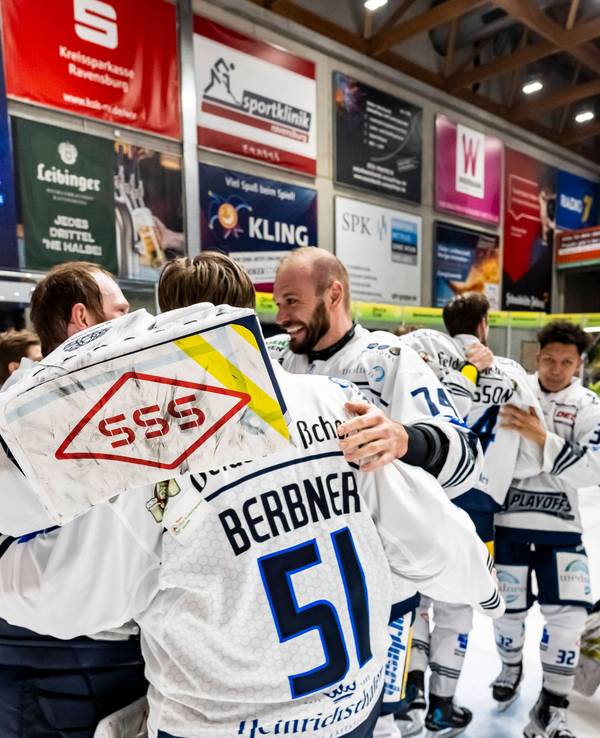Dresden-Spieler jubeln nach dem Overtime-Sieg.