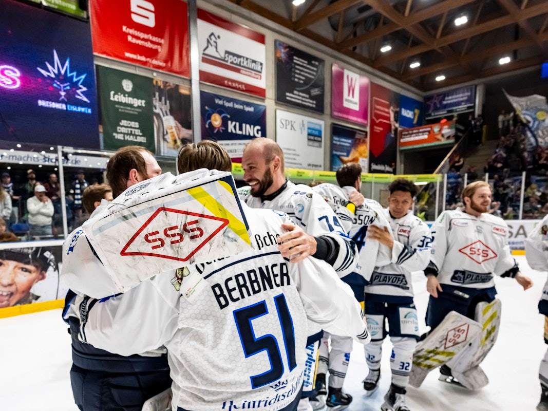Dresden-Spieler jubeln nach dem Overtime-Sieg.