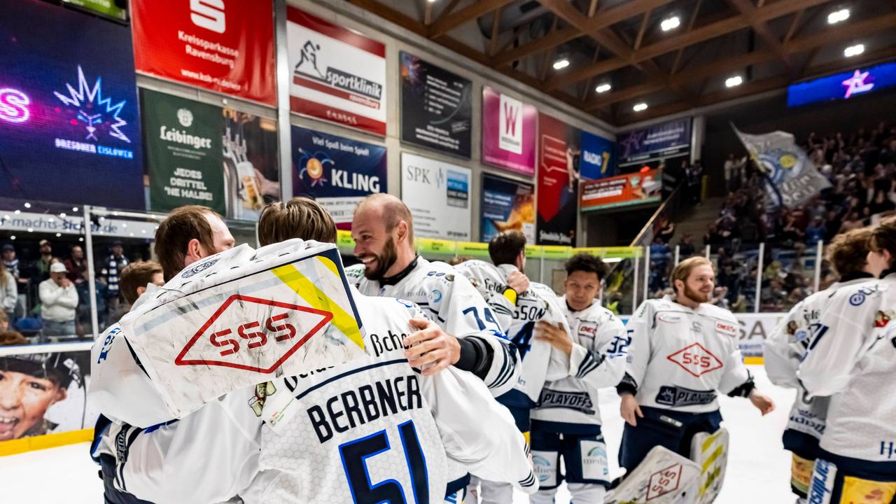 Dresden-Spieler jubeln nach dem Overtime-Sieg.