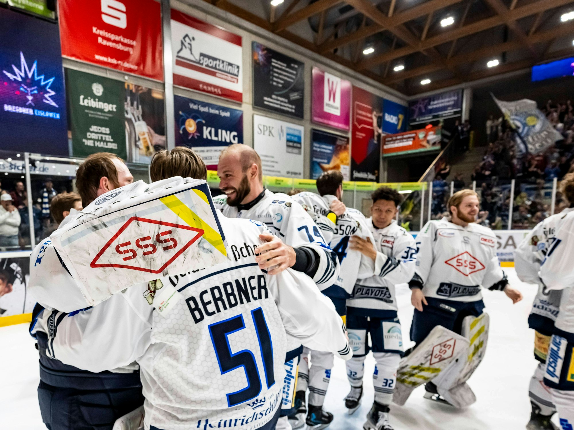 Dresden-Spieler jubeln nach dem Overtime-Sieg.
