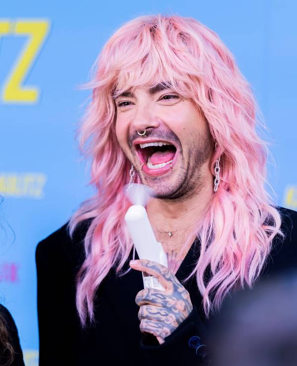 Zu sehen sind die Zwillingsbrüder Bill (r) und Tom Kaulitz lachend auf dem roten Teppich zur Netflix-Dokuserie Kaulitz & Kaulitz anlässlich des Special Screenings im Delphi-Filmpalast, Berlin.