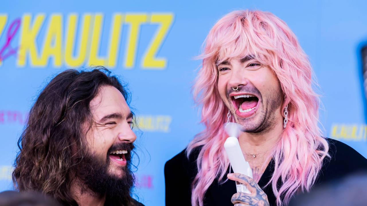 Zu sehen sind die Zwillingsbrüder Bill (r) und Tom Kaulitz lachend auf dem roten Teppich zur Netflix-Dokuserie Kaulitz & Kaulitz anlässlich des Special Screenings im Delphi-Filmpalast, Berlin.