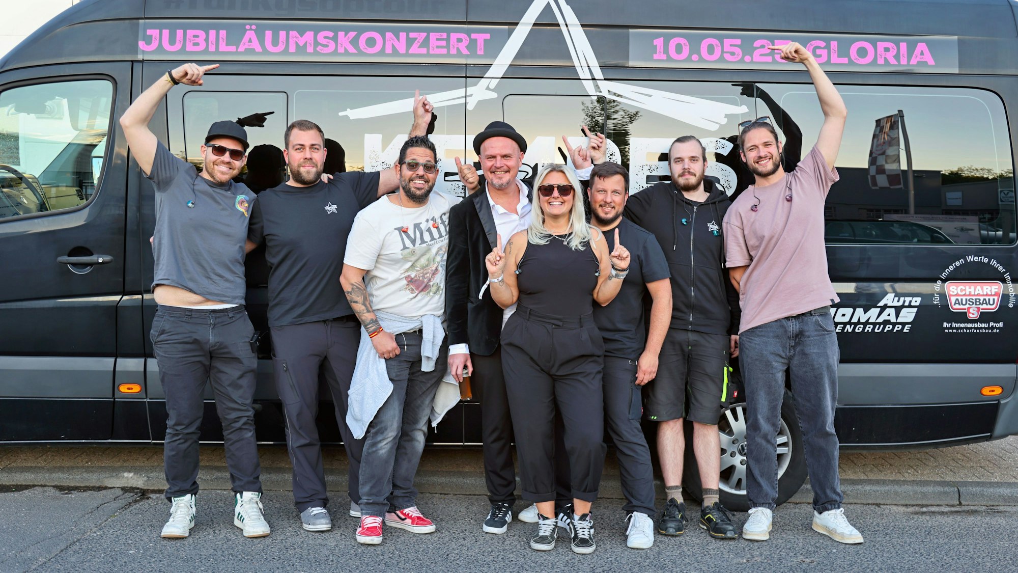 Kempes Feinest vor dem Bandbus.