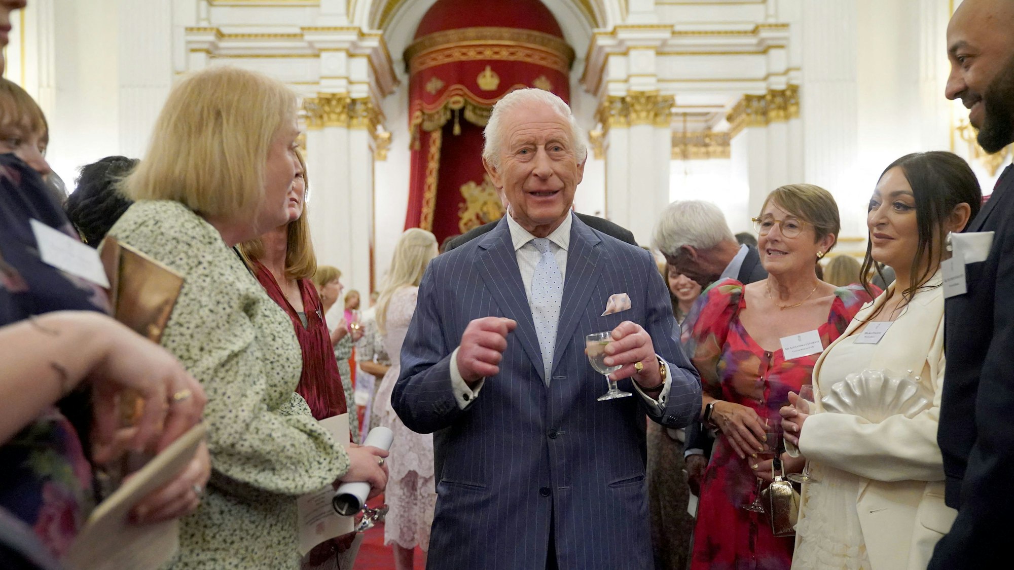 König Charles III. am 30. April 2025 bei einer Veranstaltung zu Ehren von Krebs-Hilfsorganisationen im Buckingham-Palast.