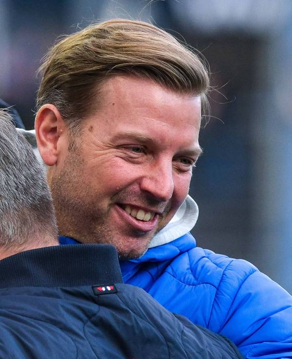 Florian Kohfeldt und Lukas Kwasniok umarmen sich vor dem Aufeinandertreffen.
