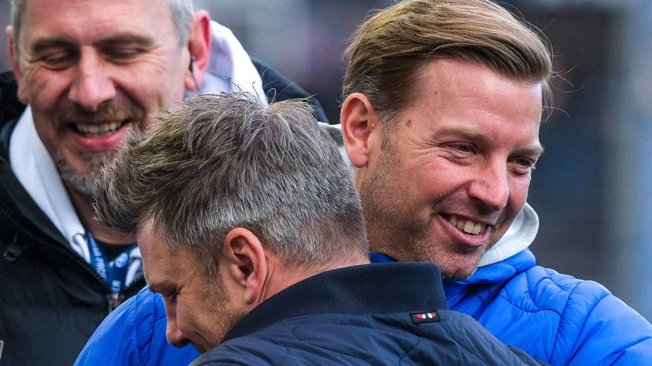 Florian Kohfeldt und Lukas Kwasniok umarmen sich vor dem Aufeinandertreffen.