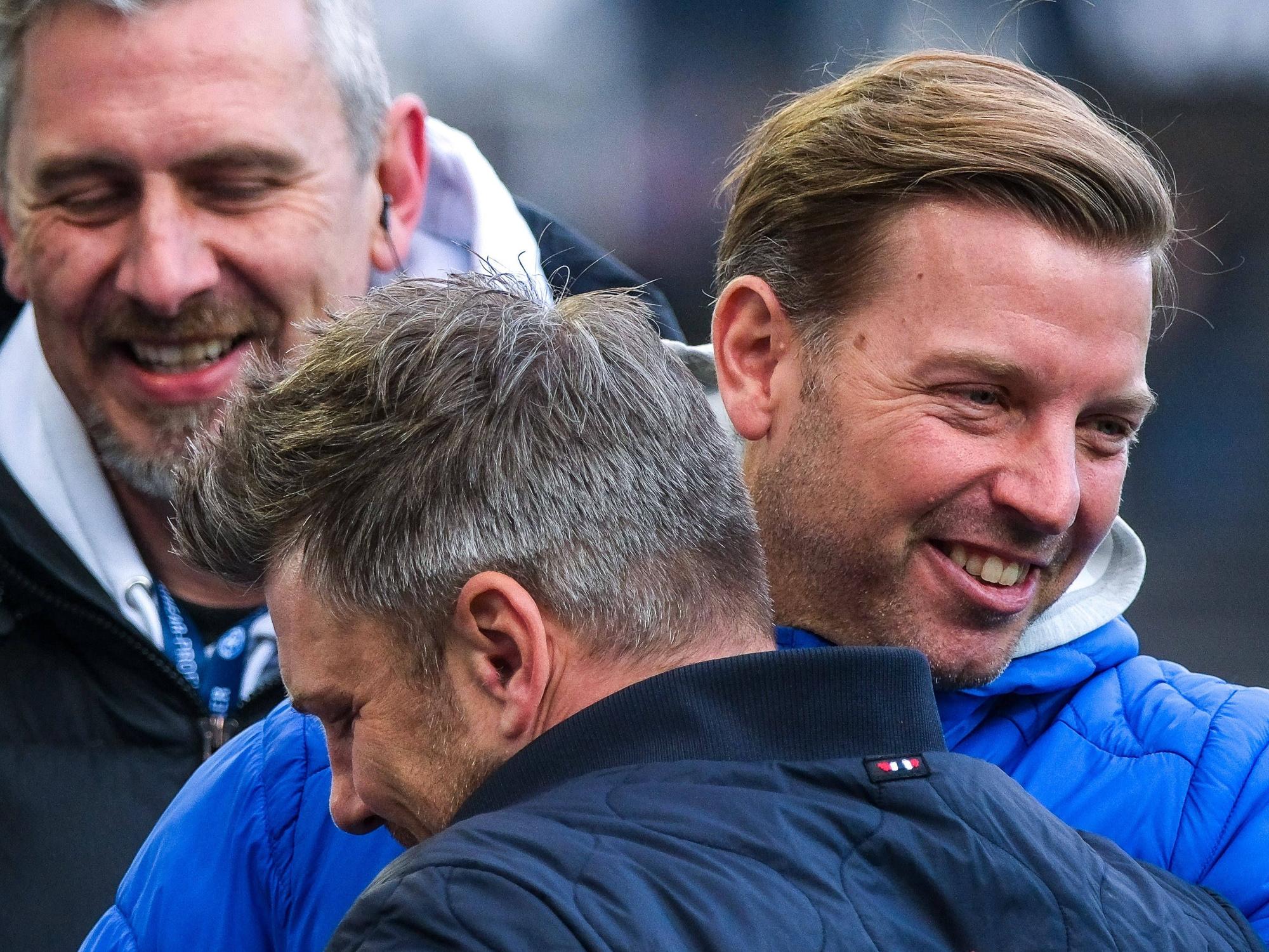 Florian Kohfeldt und Lukas Kwasniok umarmen sich vor dem Aufeinandertreffen.