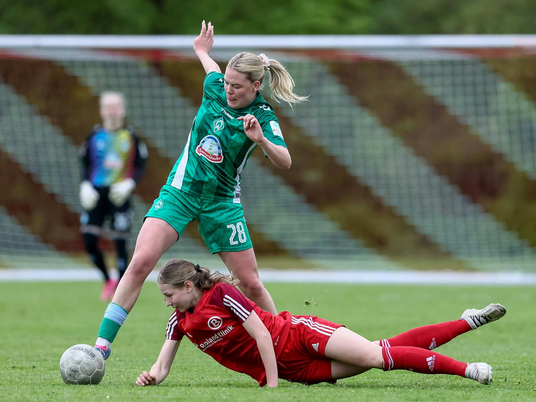 Juliane Wirtz im Zweikampf gegen Lene Petry.