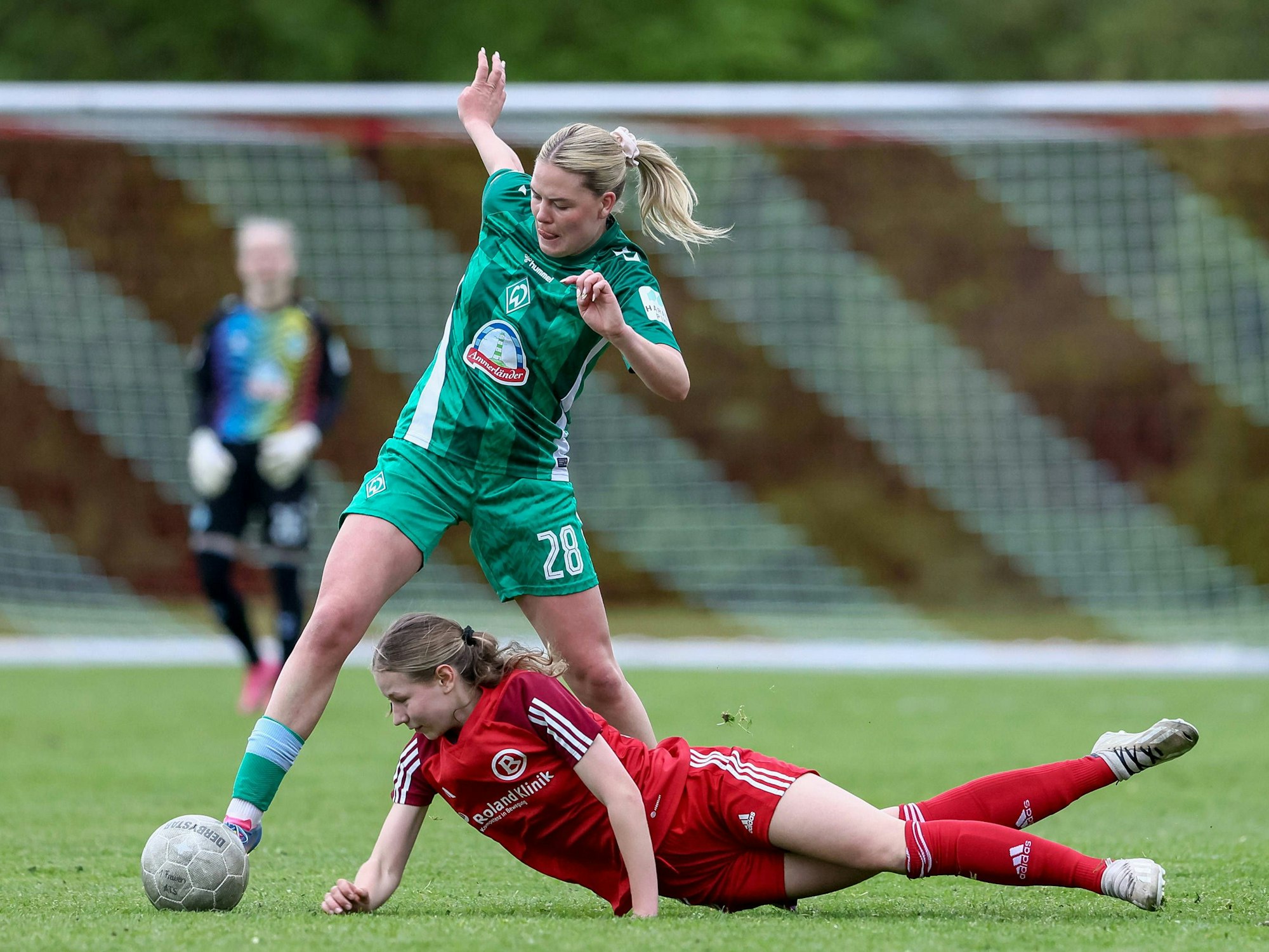 Juliane Wirtz im Zweikampf gegen Lene Petry.