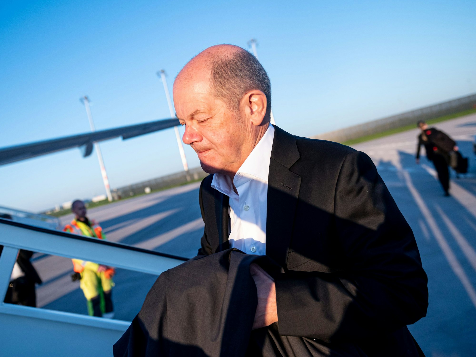 Olaf Scholz (SPD), geschäftsführender Bundeskanzler, steigt am 26. April 2025 in ein Flugzeug.